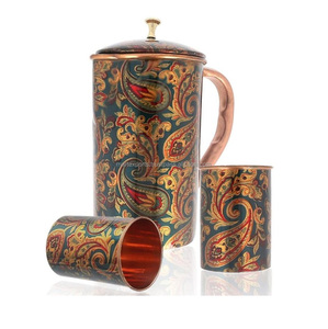 Carafe à eau indienne traditionnelle en cuivre, conçue pour ses bienfaits naturels pour la santé et pour une présentation élégante sur la table. - Product Image 1