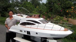 Maqueta de Barco Azimut 40 de 200 cm, de Alta Calidad, Tallada a Mano, de Madera, con Temática de Ángel, Pieza de Arte Coleccionable Oceánica - Product Image 1