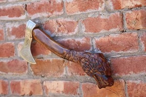 Hache viking sculptée à la main sur mesure par BA Enterprises |   Hache artisanale en acier à haute teneur en carbone avec tête de loup gravée et manche en bois |   Nordique - Product Image 4