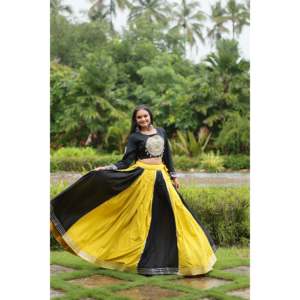 Faux Georgette traditionnelle avec fil à paillettes lourd travail brodé Lehenga Choli - Product Image 6