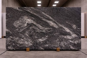 Fournisseur en gros de dalles de pierre naturelle en granit noir titane avec surface polie pour plans de travail de cuisine et salles de bain - Product Image 4