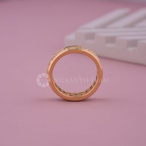 Bague pour homme tendance en diamant taille radiant, cultivé en laboratoire, certifié IGI, clarté VVS, avec bande en or blanc – Fournisseur indien de bijoux en gros - Product Image 4