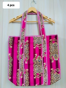 Bolso de Hombro Acolchado de Algodón con Estampado de Bloques, Moderno y a la Moda para Mujer, Hecho a Mano, Lavable, Hermoso Accesorio de Compras - Product Image 3