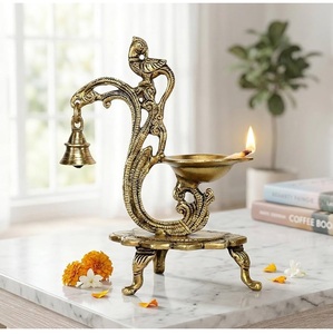 Support de Diya en laiton décoratif en forme de paon pour événements, éclairage décoratif, Diya en laiton en forme de paon avec cloche, prix de gros - Product Image 3