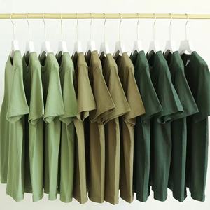 เสื้อยืดคอกลมแขนสั้นสีเขียวเข้มสำหรับผู้ชาย ผ้าฝ้าย 100% ทรงโอเวอร์ไซส์ สไตล์ลำลอง ทอเรียบ สีพื้น ดีไซน์เรียบง่าย ไม่หดตัว - Product Image 4