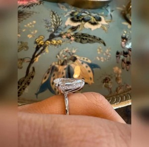 Anillo de lujo con diamante de corte pera cultivado en laboratorio para mujer, anillo de compromiso, boda o aniversario en oro, disponible en oro macizo de 9K, 14K y 18K. - Product Image 4
