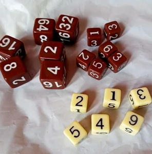 Dados numerados de color rojo y crema para juegos de mesa, diseño artístico coleccionable, forma irregular, diseño artístico irregular - Product Image 2