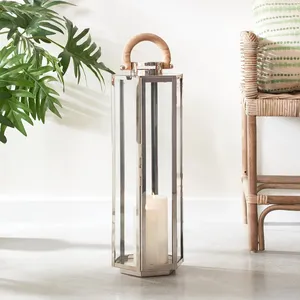 Porte-bougie en fer fait main pour table basse, collection d'accessoires décoratifs ZE-3181I, lanterne colonne en acier inoxydable avec base en bois - Product Image 1