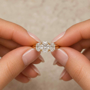 Anillo de compromiso clásico de tres piedras con diamante de corte ovalado en oro de 14k con engaste de puntas para mujer - Product Image 4