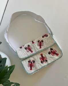 กระเป๋าสะพายไหล่ประดับลูกปัดรูปกุ้งมังกรถักมือ - Product Image 1