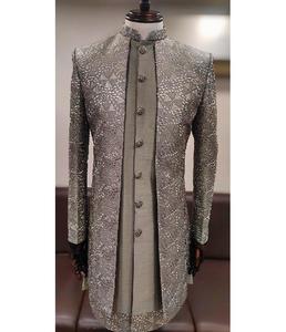 Ensemble sherwani Indowestern pour hommes, avec kurta en soie brodée et veste ouverte, conçu pour les tenues de cérémonie et de soirée. - Product Image 2