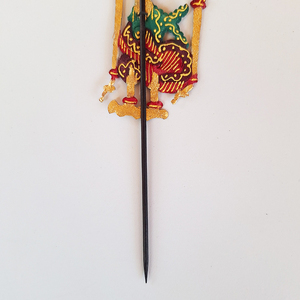 Support de marionnettes en cuir Wayang Kulit Raden Sadewa indonésien artisanal – Décoration de bureau, œuvre d'art culturelle traditionnelle - Product Image 4
