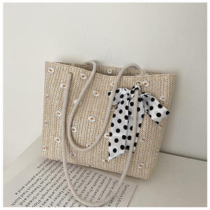 Llama la atención en cada calle de la ciudad con este dinámico bolso de hilo natural con lazos de lunares y asas de cuerda suave. - Product Image 2