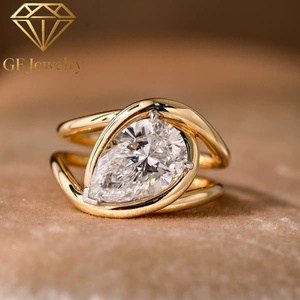 Anillo de compromiso de oro amarillo de 18 quilates con diamante de laboratorio talla pera, diseño de espiral con tallo dividido y tres puntas, joyería fina - Product Image 2
