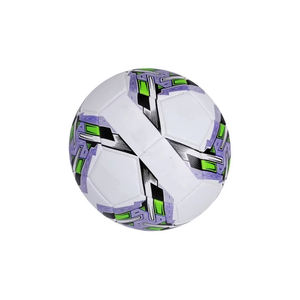 Ballons de handball blancs personnalisés en gros avec motif vert et violet, cousus à la machine, durables pour l'entraînement et la compétition - Product Image 1