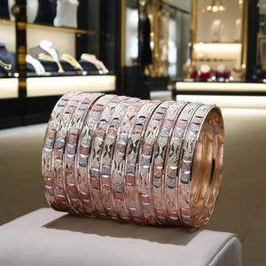 Venta al por mayor de brazaletes texturizados dorados de 3 tonos, juego de brazaletes de lujo rellenos de oro multicolor, brazaletes de moda, juego de brazaletes de latón tricolor - Product Image 2