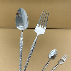 Juego de cubiertos de acero inoxidable personalizables más demandado, una opción práctica para cocinas y comedores modernos. - Product Image 2