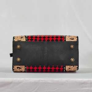 Bolsa de Viaje de Cuero Floral de Lujo Hecha a Mano con Diseño Duradero y Patrón de Tablero de Ajedrez - Product Image 3