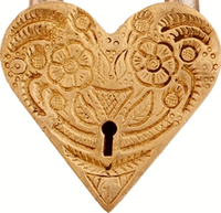 Cadenas vintage en laiton en forme de cœur, serrure décorative antique avec gravure florale ornée et clés squelettées