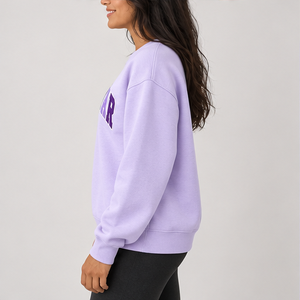 Sweat-shirt ras du cou oversize à manches longues pour femme, motif lettres universitaires multicolores lilas, avec logo personnalisé, vente en gros - Product Image 3