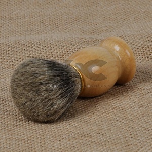 Nouveau style cheveux synthétiques manche en bois blaireau humide pour hommes emballage de logo personnalisé durable de haute qualité usage personnel - Product Image 6