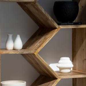 Étagères de présentation en bois Vandana Merino Radiant, design moderne minimaliste en bois massif - Product Image 2