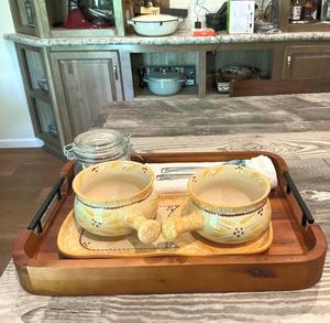 Bandeja de Servir de Madera de Acacia Ecológica y Pulida con Asas, 17x13, Grado Comercial para Catering y Uso en Hoteles y B&B - Product Image 1