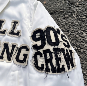Blouson Bomber en Satin Blanc Brodé pour Homme, Style Vintage avec Patch Lettres, Fermeture Éclair et Col Rabattable - Product Image 3