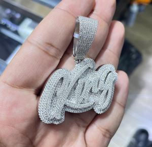 Colgante de plata de ley 925 con nombre personalizado, diamante de moissanita VVS, estilo hip hop, con letras en relieve, para hombre. - Product Image 4