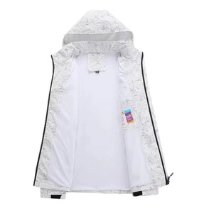 Chaqueta impermeable con capucha de camuflaje para hombre con cierre de cremallera y cuello alto para uso informal en otoño - Product Image 2