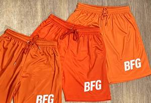 Shorts décontractés pour hommes en polyester satiné, couleur unie, tricotés, écologiques, séchage rapide, taille mi-haute, avec cordon de serrage, pour le sport, rouge et noir - Product Image 4