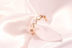 แหวนวงแหวนรุ่น Eternity ประดับด้วยมูนสโตนสีรุ้งธรรมชาติในทองคำแท้ 18K สีเหลือง – แหวนทรงกลมแบบคาโบชอง ประดับเพชรหรูหรา สำหรับคนเกิดเดือนมิถุนายน - Product Image 4