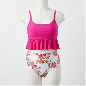 Ensemble bikini floral taille haute pour femme avec haut court à volants rose et bas imprimé - Product Image 1