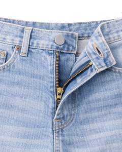 Shorts de mezclilla azul claro para hombre, estilo desgastado con dobladillo sin rematar, pantalones cortos de jean para verano, uso casual, corte regular, cierre con botones. - Product Image 3