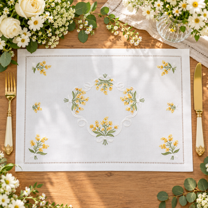 Set de table en coton brodé floral jaune, de luxe, avec ourlet festonné, idéal pour les banquets de mariage et comme cadeau de pendaison de crémaillère - Product Image 1