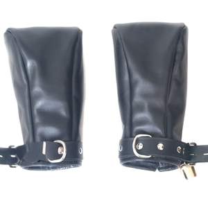 Guantes de Boxeo de Cuero con Acolchado Suave, Correas Ajustables y Hebillas Seguras - Product Image 6