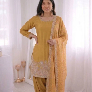 Conjunto de Traje de Graduación para Mujer con Hermoso Bordado de Lentejuelas, Estilo Moderno en Crepé de Seda Francés - Product Image 1