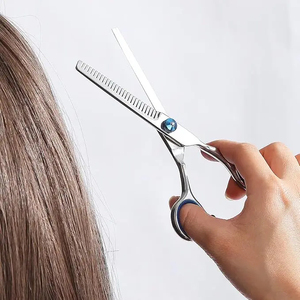 Tijeras de Adelgazamiento de Cabello Rectas y Afiladas para Diestros, de Acero Inoxidable Alemán con Alto Contenido de Carbono, Mango Ergonómico de Seguridad - Product Image 4