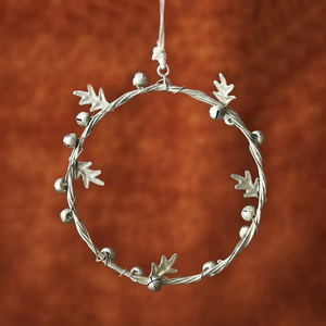 Guirnalda de Campanas Metálicas Plateadas con Hojas de Roble Delicadas y Alambre, Decoración Festiva Minimalista para Navidad, Puerta o Pared - Product Image 1