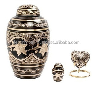 La urna de cremación de latón más vendida Latón con un acabado dorado pulido y envejecido y presenta un diseño de hoja grabado a mano. - Product Image 4