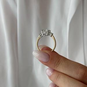 Bague à trois pierres en diamant de laboratoire de 3 carats, taille coussin carrée, E VVS2, or jaune et platine bicolore, certifiée IGI - Product Image 3