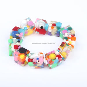 Collier de perles de résine personnalisé de luxe fabriqué à la main de qualité supérieure poli magnifique collier artisanal de perles de résine de mode pour les femmes - Product Image 4