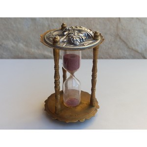 Sablier artisanal en laiton de style Mid-Century Modern, avec cadre métallique orné, sable violet, écologique, pour un chronométrage précis et décoratif - Product Image 1