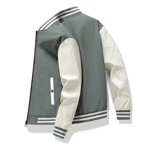 Chaqueta de béisbol bicolor personalizada, chaqueta bomber varsity blanca con mangas en contraste, abrigo informal con cremallera estilo streetwear. - Product Image 3