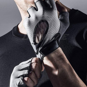 Gants de sport de qualité supérieure, très demandés, légers, prix raisonnable, fabriqués au Pakistan. - Product Image 2
