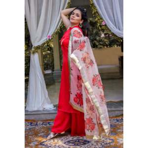 Conjunto de Traje Rojo Cereza con Cuello Halter en Satén Disponible en Talla XS - Product Image 5