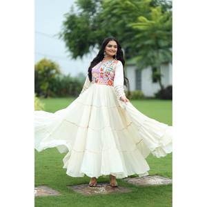 Vestido de Noche Blanco Bordado con Múltiples Hilos, Especial para Navratri, Talla M - Product Image 3