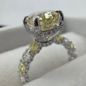 แหวนหมั้นเพชรเหลืองทรงลูกแพร์ 3 กะรัต ทองคำขาว 18K น้ำหนักรวม 5.40 กะรัต ฝังเพชรแบบ Pave ด้านข้าง ผลิตโดยผู้ผลิตเครื่องประดับชั้นดีตามสั่ง - Product Image 5
