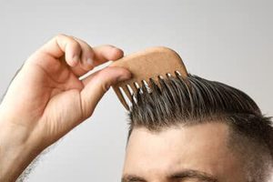 Peine de madera de neem natural Vedela con mango largo, peine lunar antiestático y anticaída, herramienta manual para el cuidado del cabello, para un cabello suave, uso en hoteles, Delhi - Product Image 5