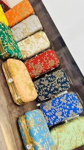 Exquisitos Bolsos de Mano de Seda Bordados a Mano, con Diseño Floral Étnico Premium y Trabajo Zardosi, para Fiestas y Eventos Nocturnos - Product Image 2